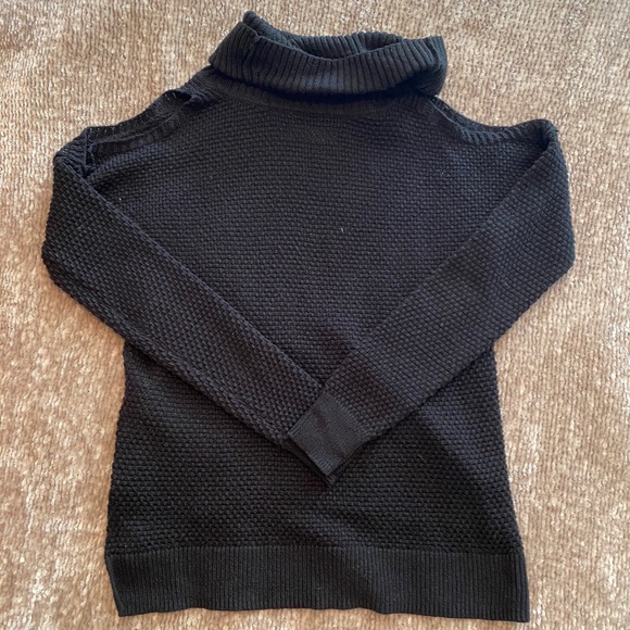 Hollister Cut-Out Shoulder Sweater - Picture 4 of 5